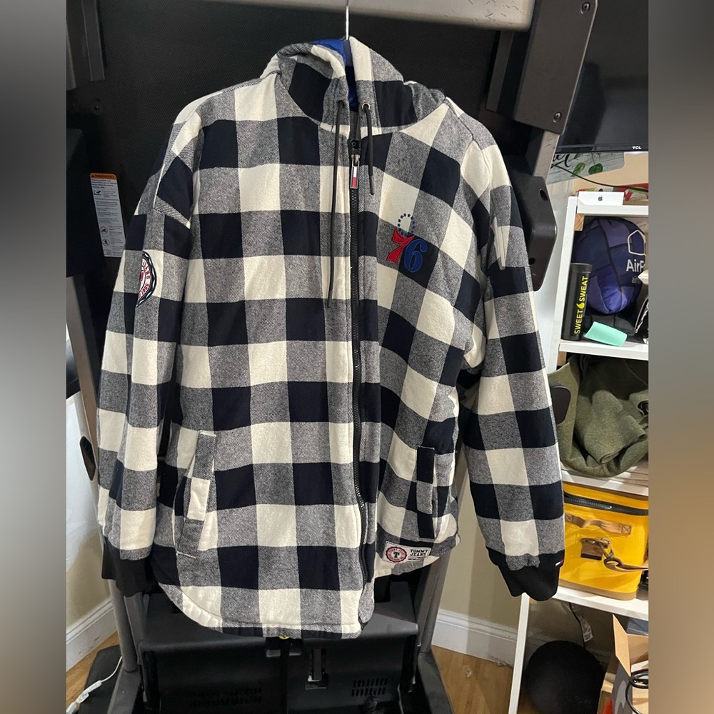 Like new, only worn a hand full of time 76ers jacket.